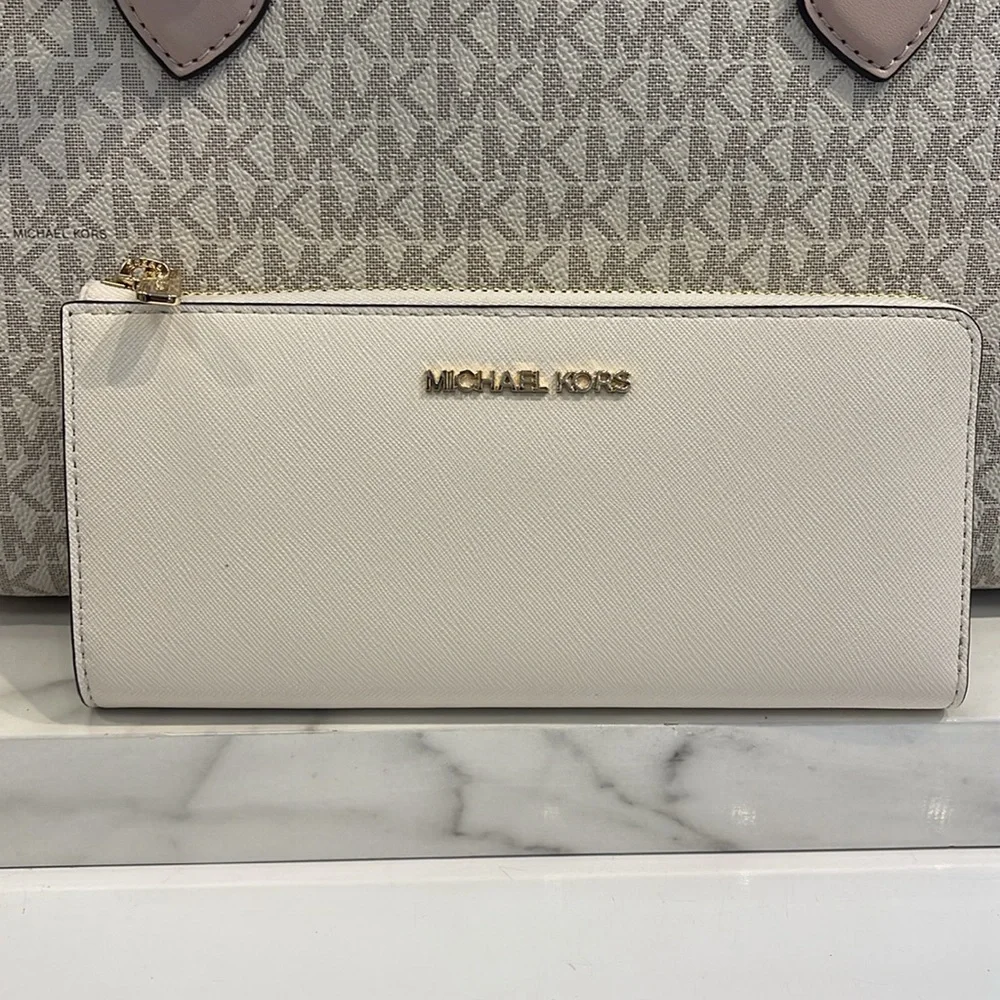 MICHAEL KORS Jet Set Travel Lg Saffiano Leather Quarter-Zip Wallet Light Cream